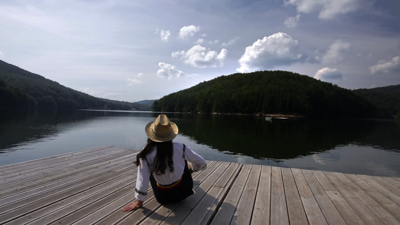 호수 철주에 루마니아 소녀 - valiug, 루마니아 4