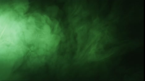 video de nubes verdes de humo moviéndose con espacio de copia en fondo negro