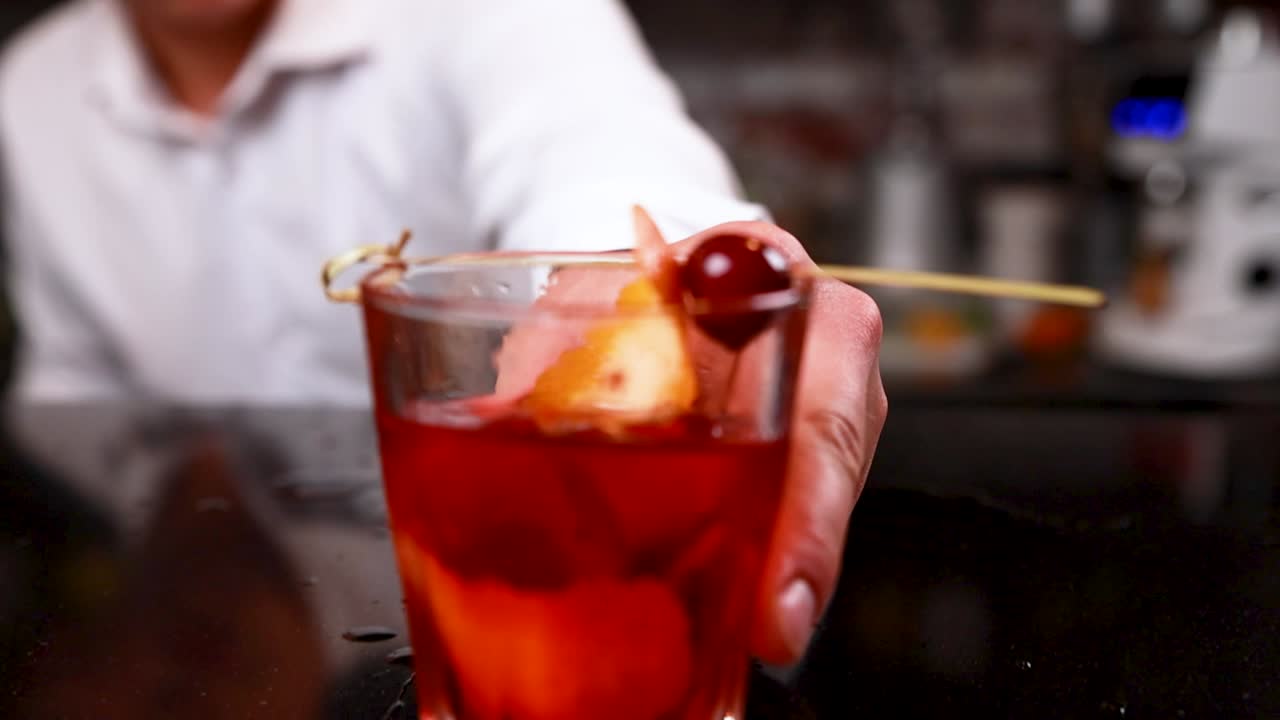 el camarero haciendo un cóctel.