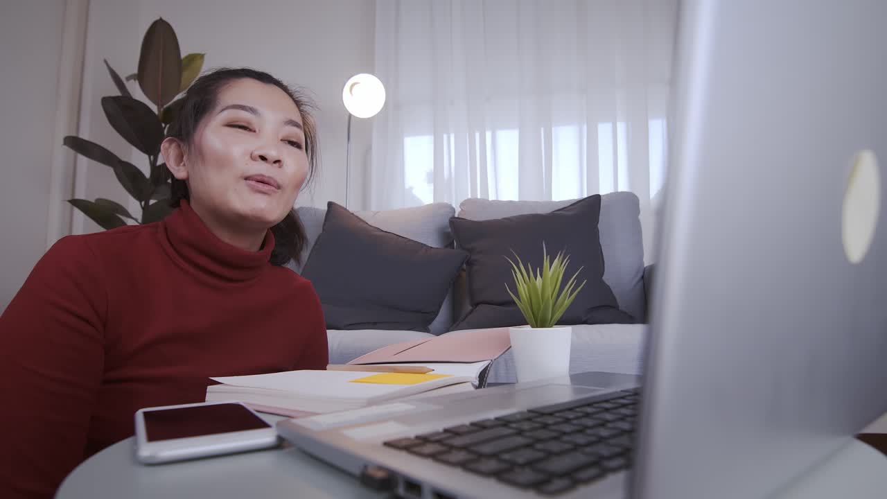 온라인 회의 및 집에서 작업을 위해 노트북을 사용하는 redshirt에 사업가