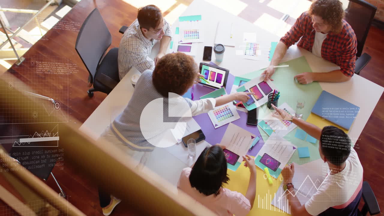 animación del procesamiento de datos financieros sobre diversas personas de negocios en la oficina