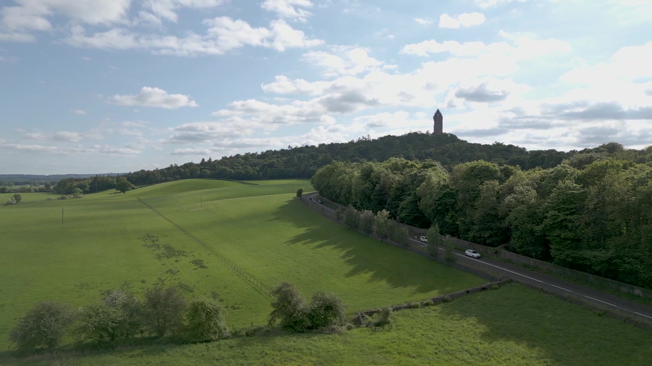 Stirling, Schotland, Luchtfoto van het Wallace Monument en het landelijke landschap