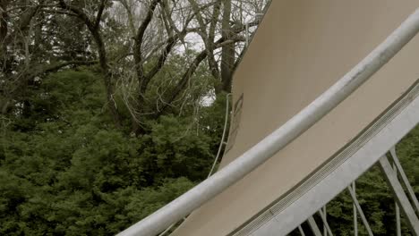 en lawrence, ks, un patinador disfruta de la emoción de la corey lawrence halfpipe, también conocida como la rampa vert