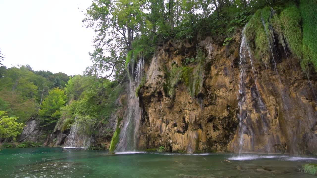 la pequeña cascada en el parque nacional de los lagos de plitvice, croacia central
