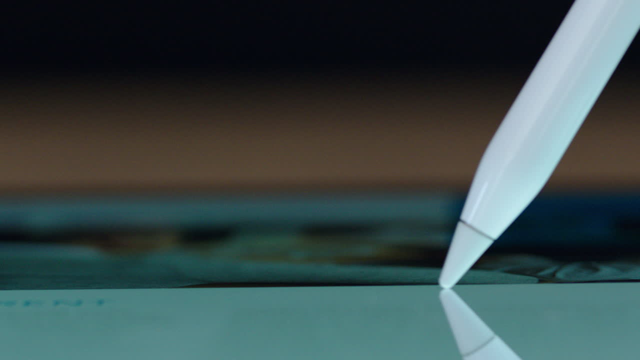 클로즈업 매크로 스타일러스 펜 브라우징 디지털 태블릿 화면 시장 그래프 통계 금융 정보를 보여주는 전자 터치 스크린 장치