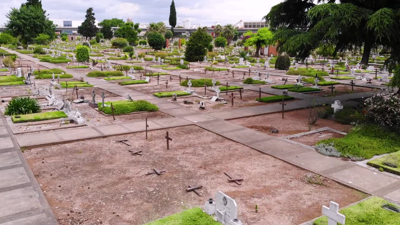 un dron sobre un cementerio de buenos aires con tumbas en cámara lenta