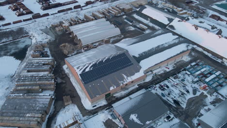 Antena-De-Paneles-Solares-En-Nave-Industrial-En-Invierno