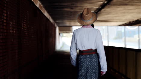 una chica rumana cruza el paso de peatones bajo el puente.
