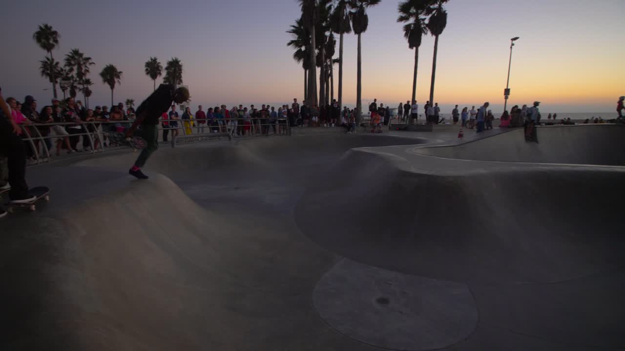 베니스 비치 스케이트 공원의 스케이트보더들