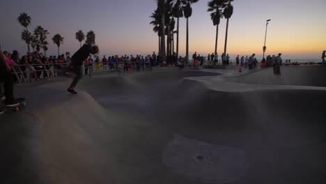 patinadores en el parque de patinaje de venice beach