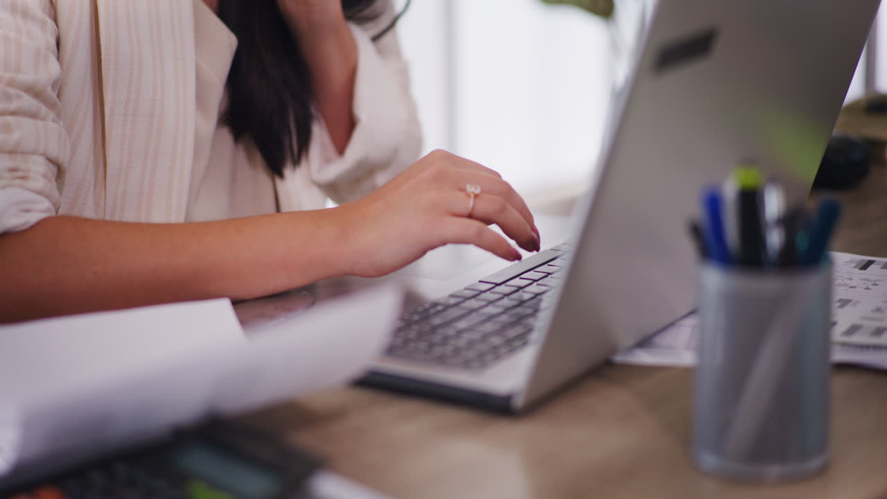 mujer escribiendo en una computadora portátil, primer plano de las manos en el teclado