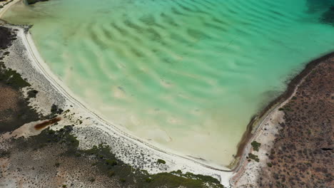 Toma-Cinematográfica-De-Drones-De-La-Playa-De-Balandra,-Vista-De-Colinas-Rojas,-Aguas-Turquesas,-Playas-De-Arena-Blanca-Y-Montañas