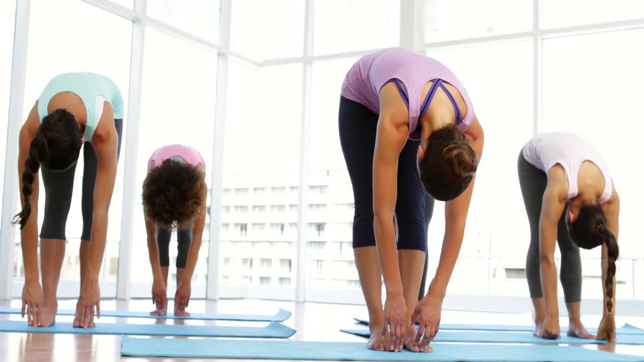 clase de yoga calentamiento en el estudio de fitness