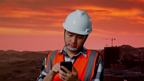 trabajador de la construcción en un sitio de construcción al atardecer o al amanecer