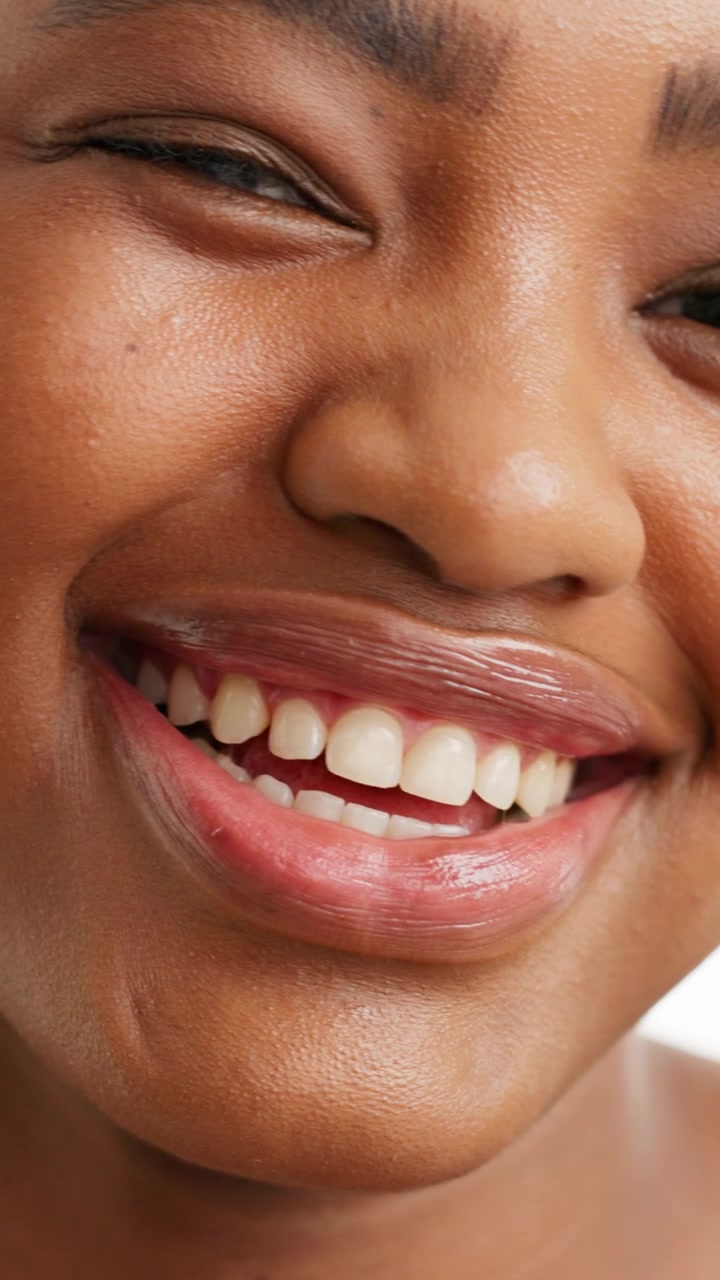 Primo piano di una giovane donna sorridente