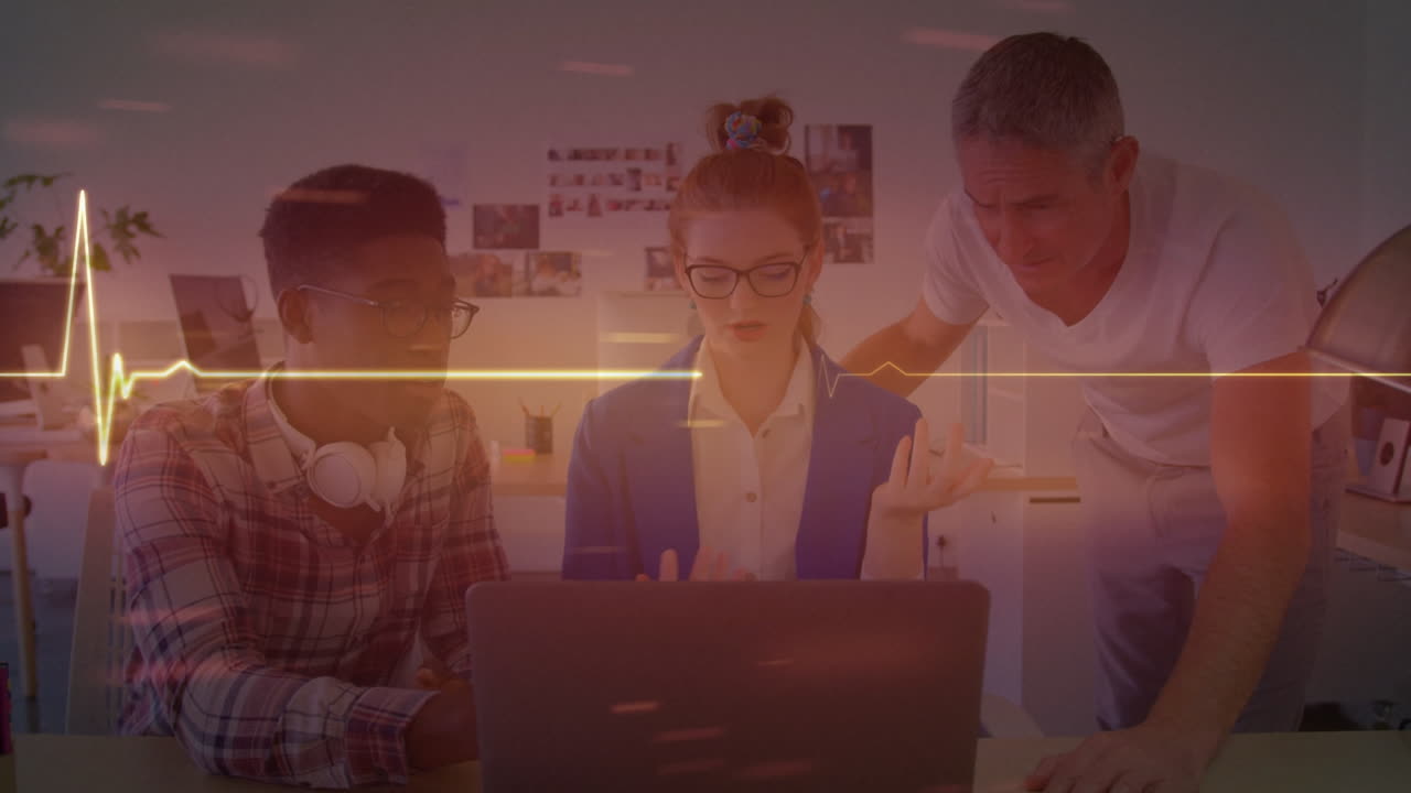 노트북을 사용하는 다양한 사업가들에 대한 심장사진의 애니메이션