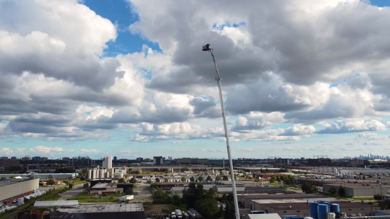 vista del avión no tripulado de la escalera extendida del camión de bomberos levantada en el cielo azul