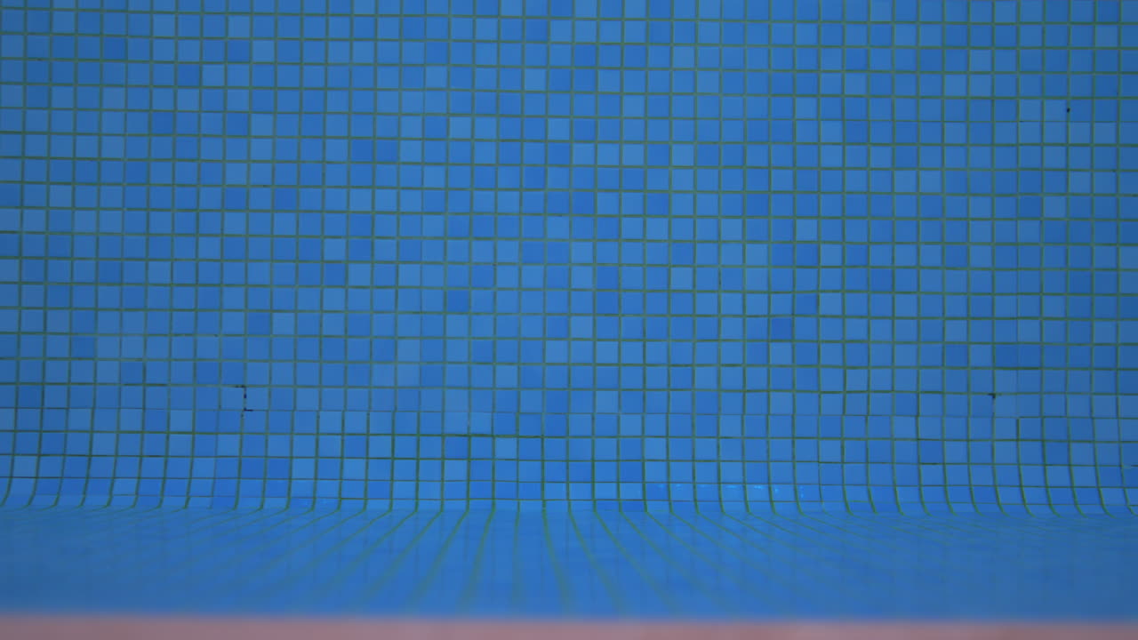 el fondo de la piscina de mosaico azul