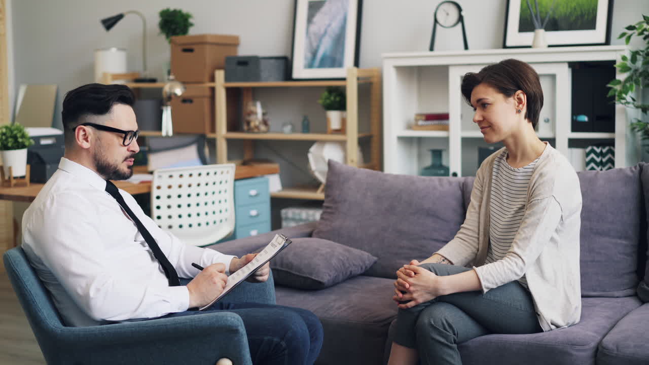 reunión del psicólogo con el paciente