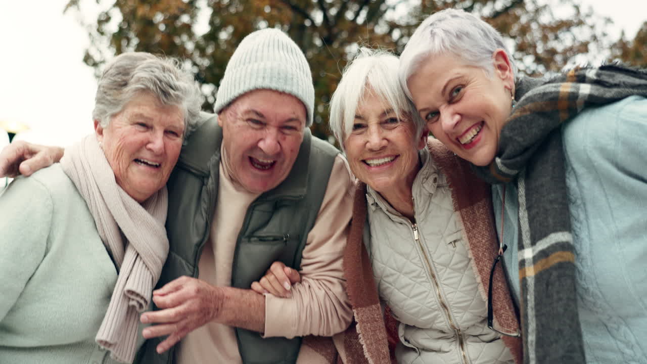 흥분하고, 노래하고, 자연 속의 노인들