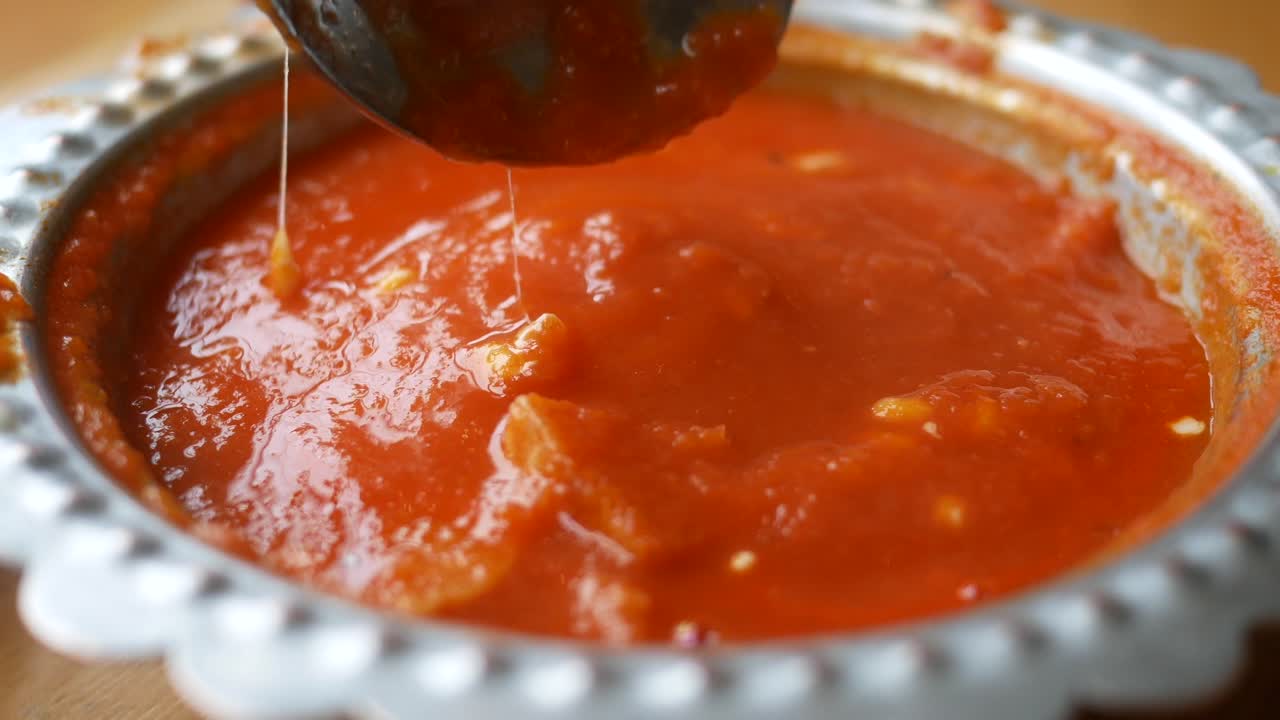 un primer plano de una salsa roja