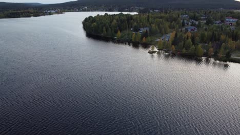 Drone-Aéreo-Disparado-Sobre-El-Lago-En-Islandia