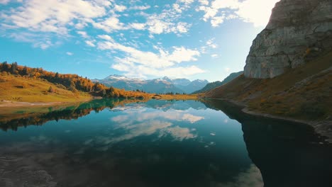 Vorwärtsflug-über-Die-Perfekt-Spiegelnde-Wasseroberfläche-Eines-Bergsees