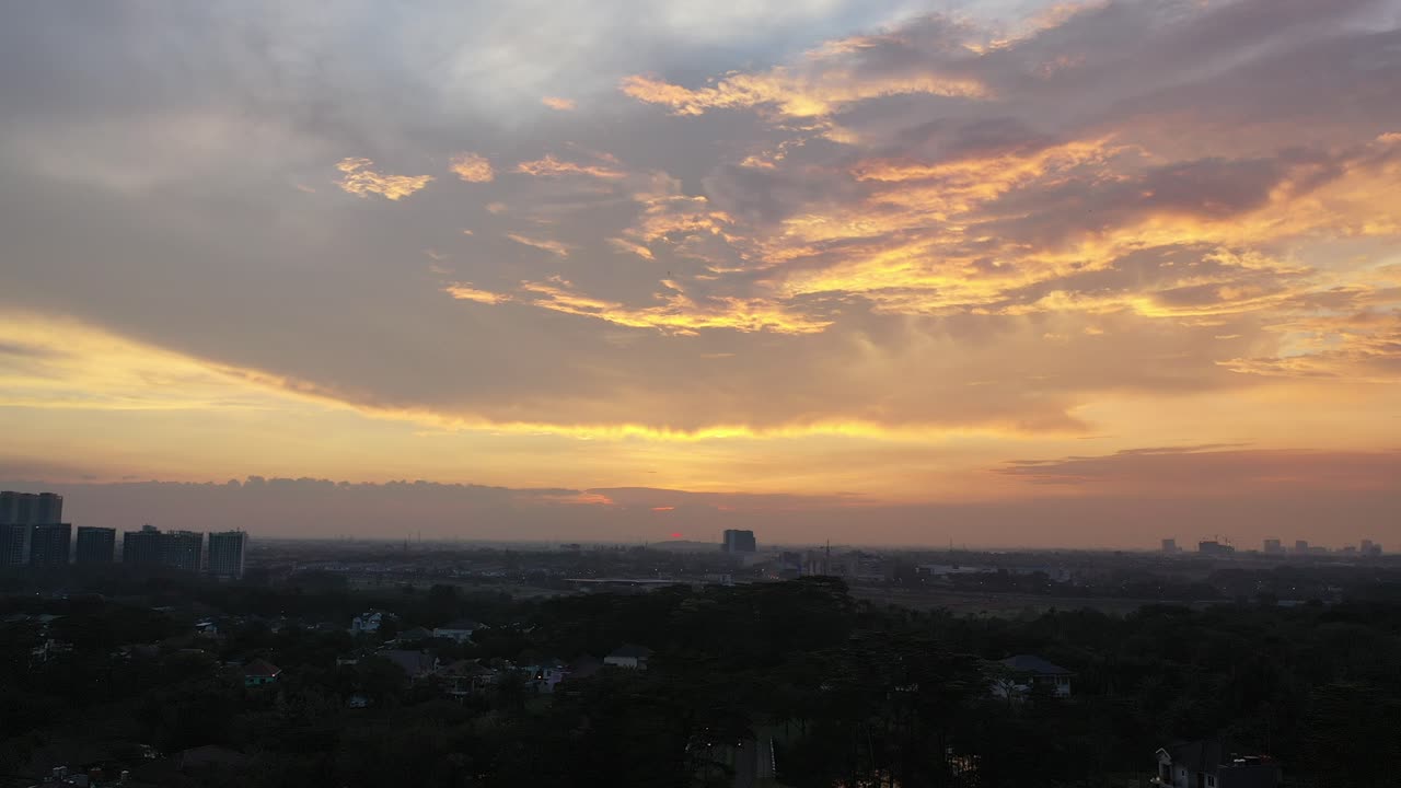 도시 위의 해가 지는 모습