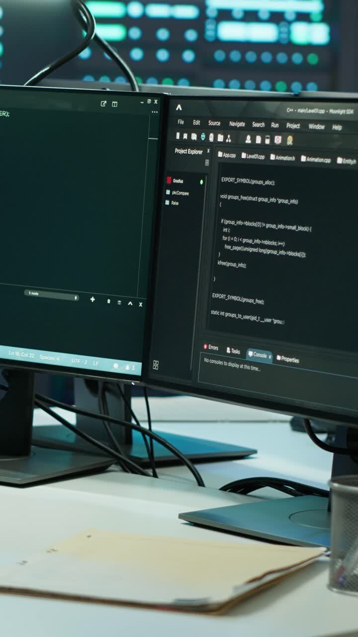 Computerskærm viser programmeringskode i et teknisk kontor