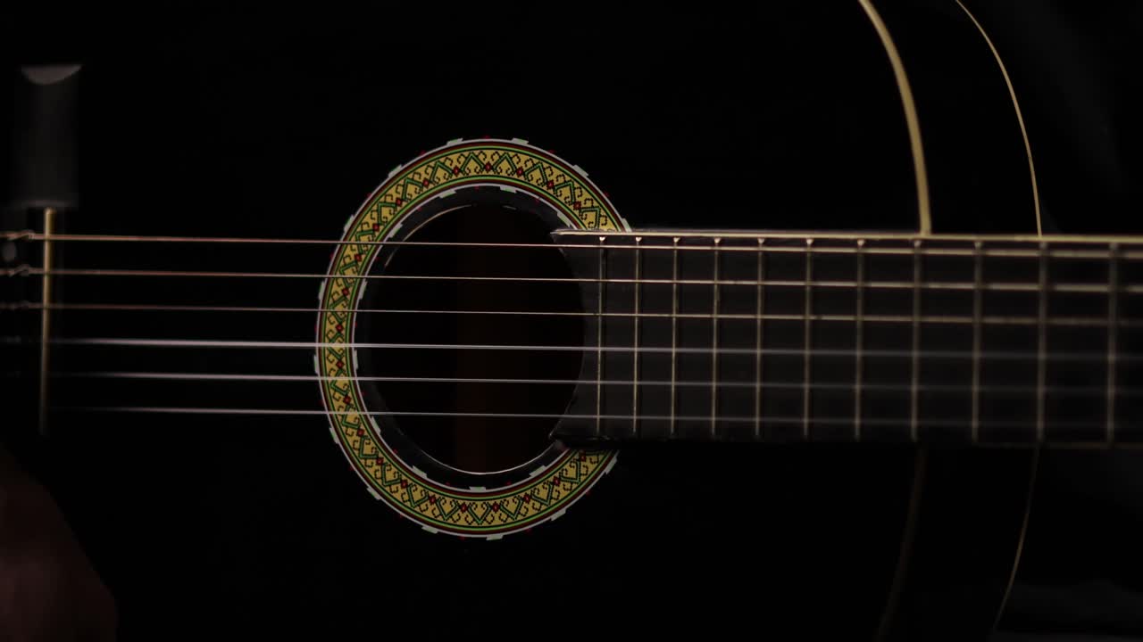 一個人輕輕地,然後硬地演奏吉他