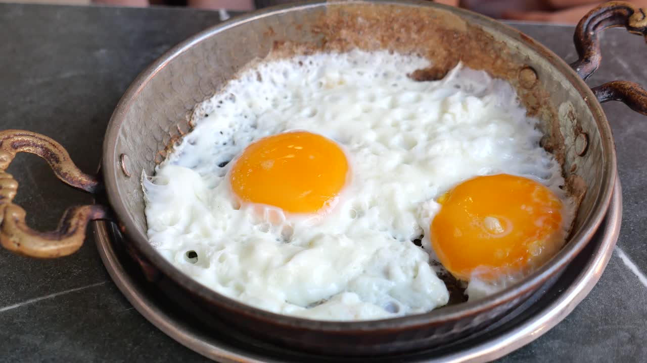 Kaksi paistettua kananmunaa pannulla