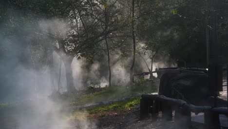 enormes nubes de vapor se elevan lentamente desde las aguas termales de pai, famosas por los turistas, temprano una mañana en el pueblo de montaña tailandés de pai