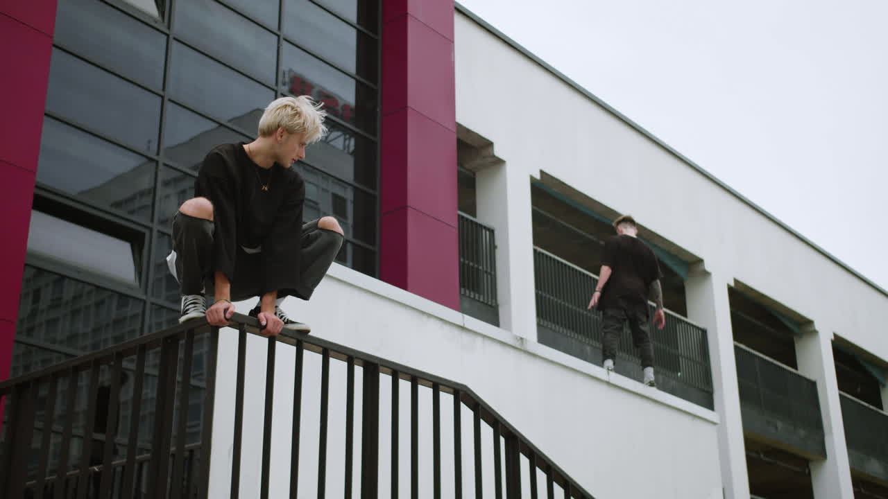 건물 밖의 사람들