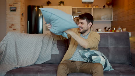 pelea de almohadas en la familia