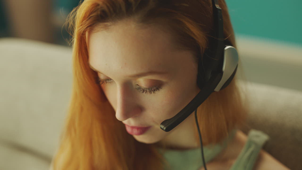 mujer haciendo videoconferencia