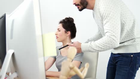 dos diseñadores gráficos discutiendo en la computadora