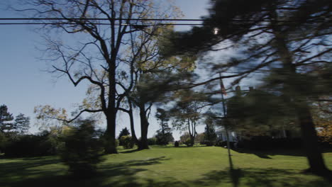 vista desde la ventana lateral de un coche en un típico suburbio estadounidense.