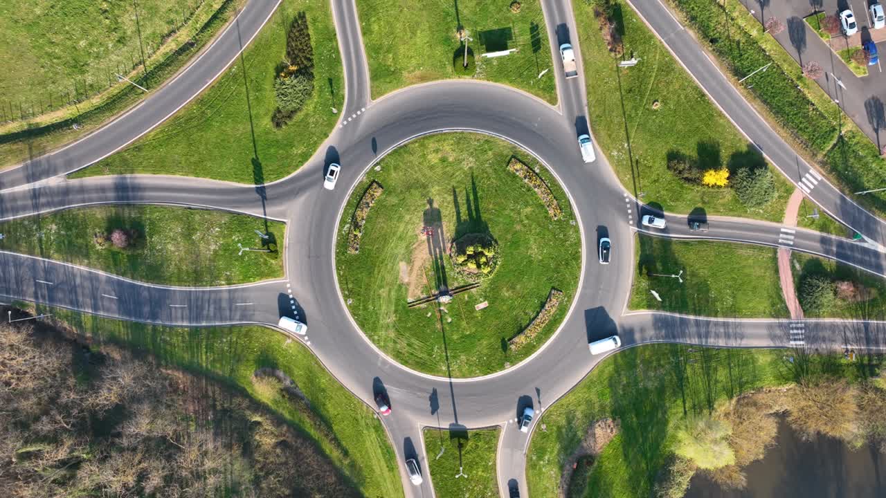 vista aérea de la intersección de la rotonda de la carretera con tráfico pesado en movimiento rápido. cruce de transporte circular urbano
