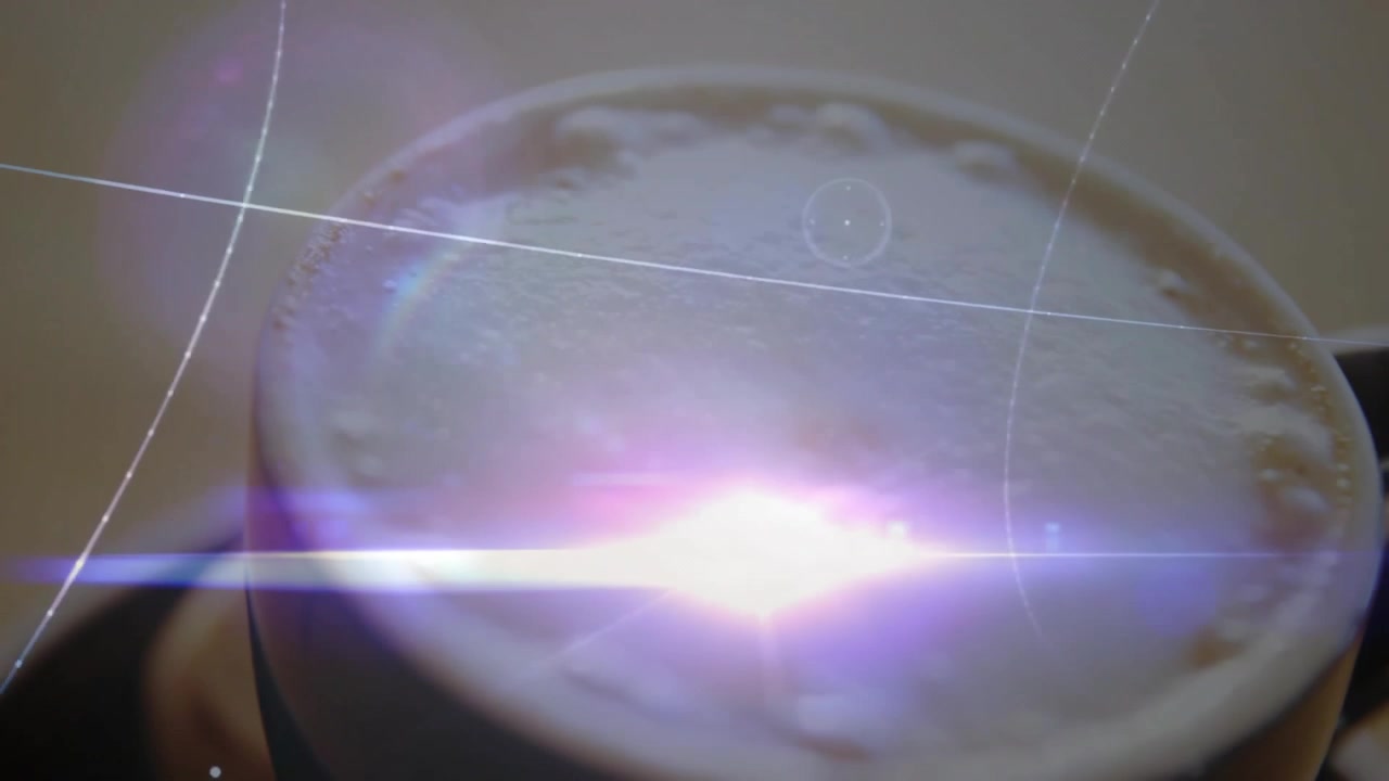 Rilevamento di una tazza di latte che atterra sul tavolo, punti che spiraleggiano intorno alla tazza visualizzando il flusso di dati