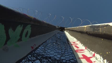 ángulo bajo, barrera fronteriza en tijuana