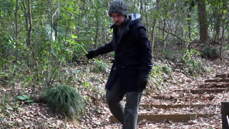 Un-Hombre-Adulto-Caucásico-Desciende-La-Escalera-De-Un-Parque-Durante-El-Día