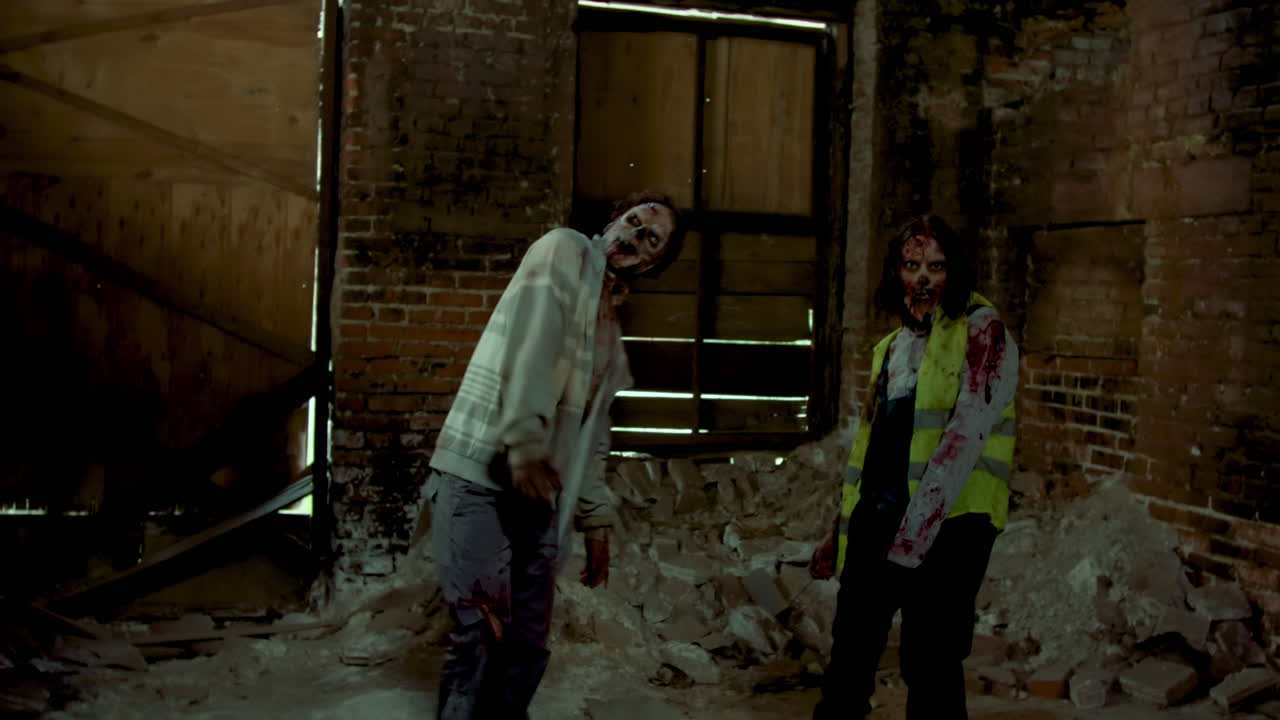 좀비들이 카메라를 향해 달리고 있습니다.