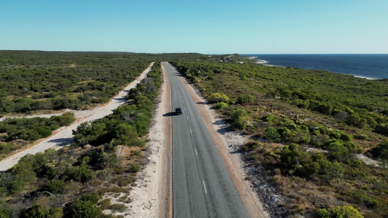 인도양과 평행한 오스트레일리아 도로에서 고속으로 운전하는 자동차