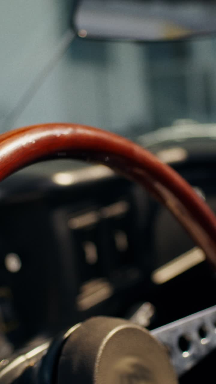 빈티지 자동차를 운전하는 사람