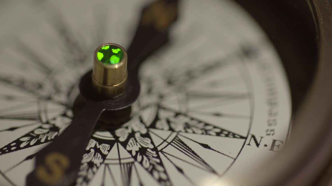 빈티지 나침반 추적 샷 1