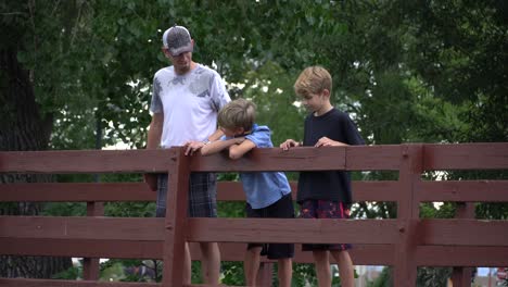 padre soltero pasando el rato con sus hijos en el parque