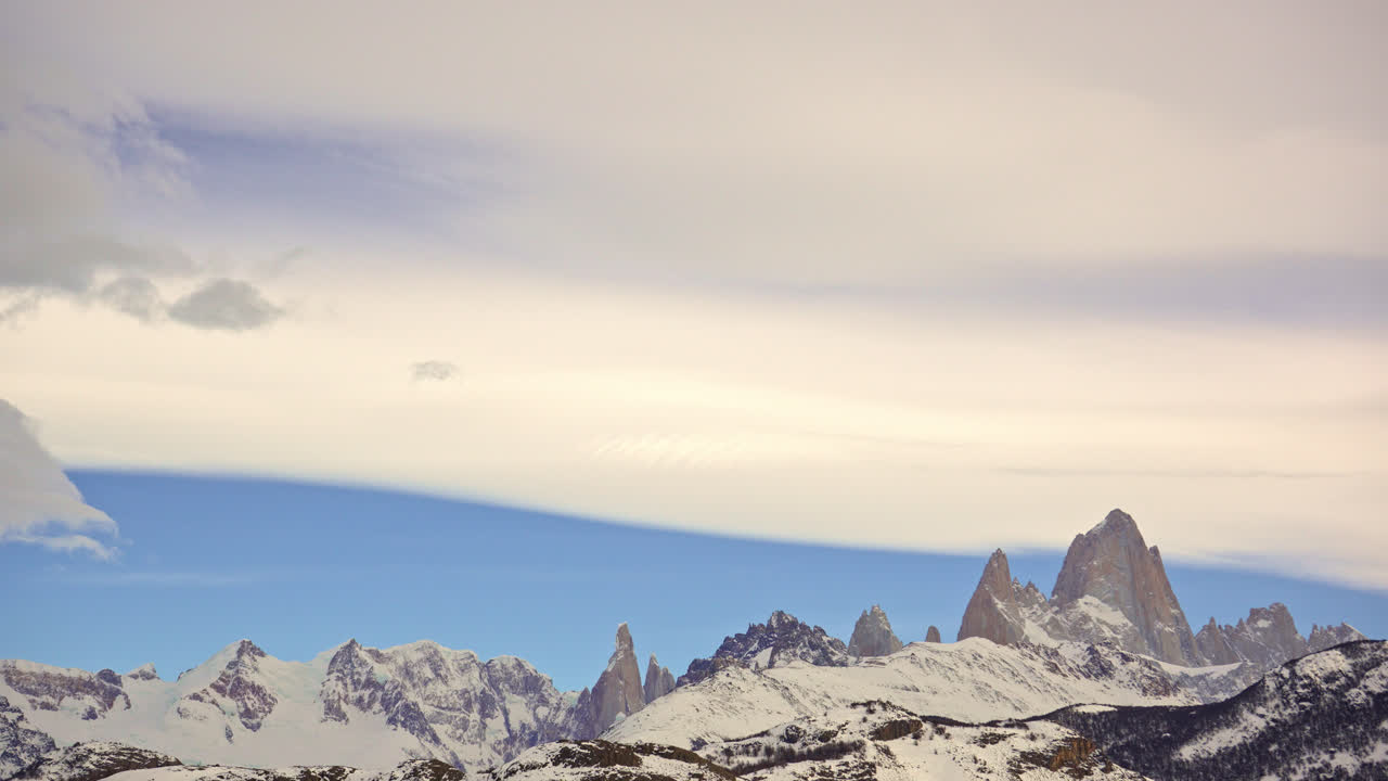 Timelapse statico del Monte Fitz Roy in un paesaggio invernale di cielo blu e nuvole lenticolari