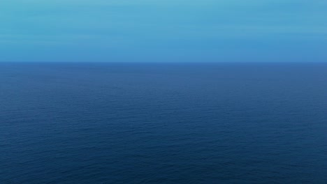 el vasto horizonte oceánico