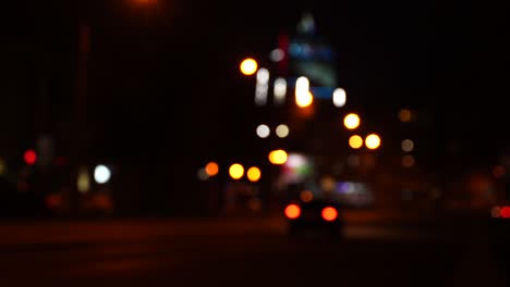 el tráfico de bokeh borroso en la carretera por la noche en una gran ciudad.