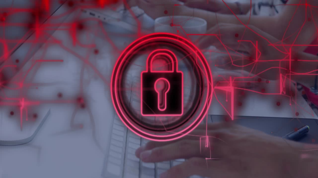 Par de manos escribiendo mientras aparece un candado y circuitos rojos se extienden para mostrar protección de datos